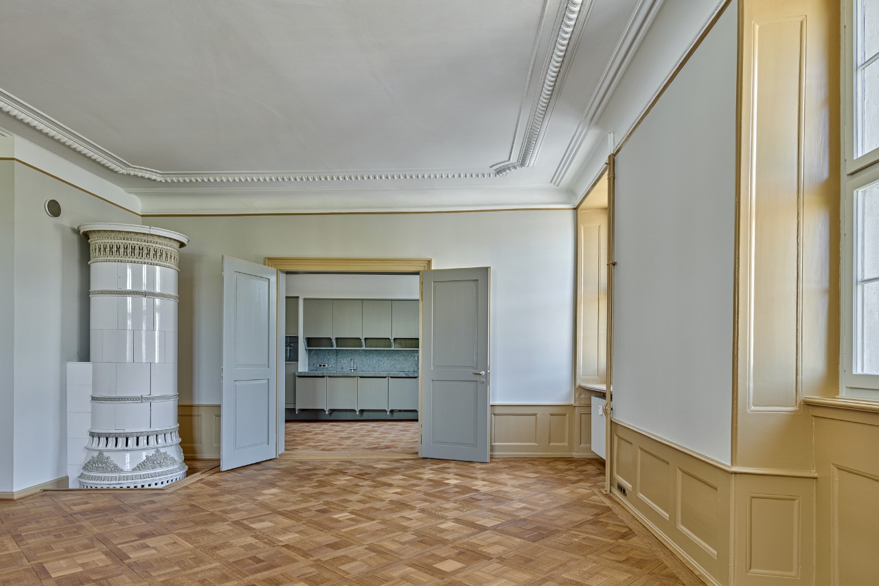 Blick in den Wohn- und Essbereich mit Küche 3.5-Zimmer-Wohnung 2. Obergeschoss (Bild: Roger Frei)